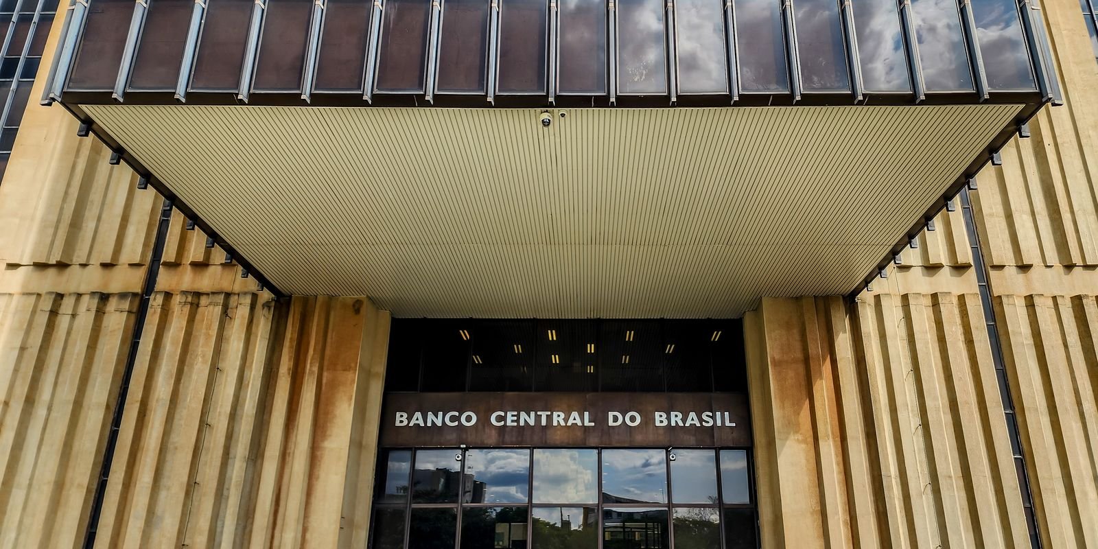 Banco Central reduz taxa Selic para 13,75% ao ano em meio a incertezas globais