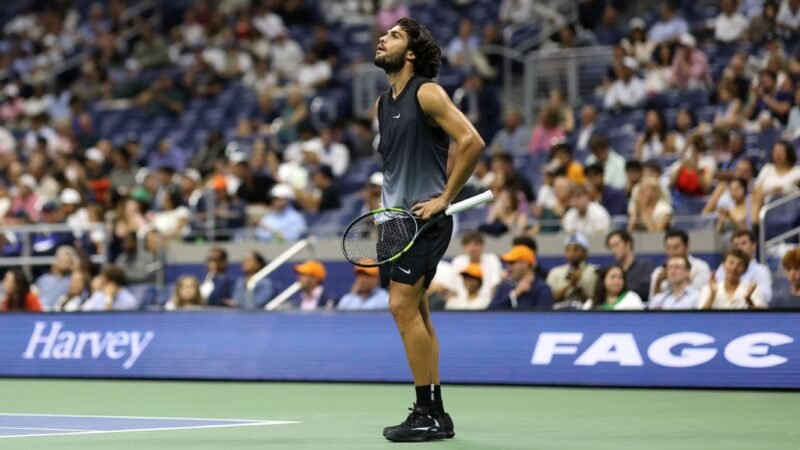 Alcaraz Enfrenta Eliminação em Noite Memorável no Tenis