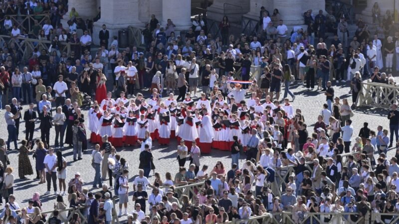 Peregrinos na Praça São Pedro Enviam Mensagens de Apoio ao Papa Leão XIV